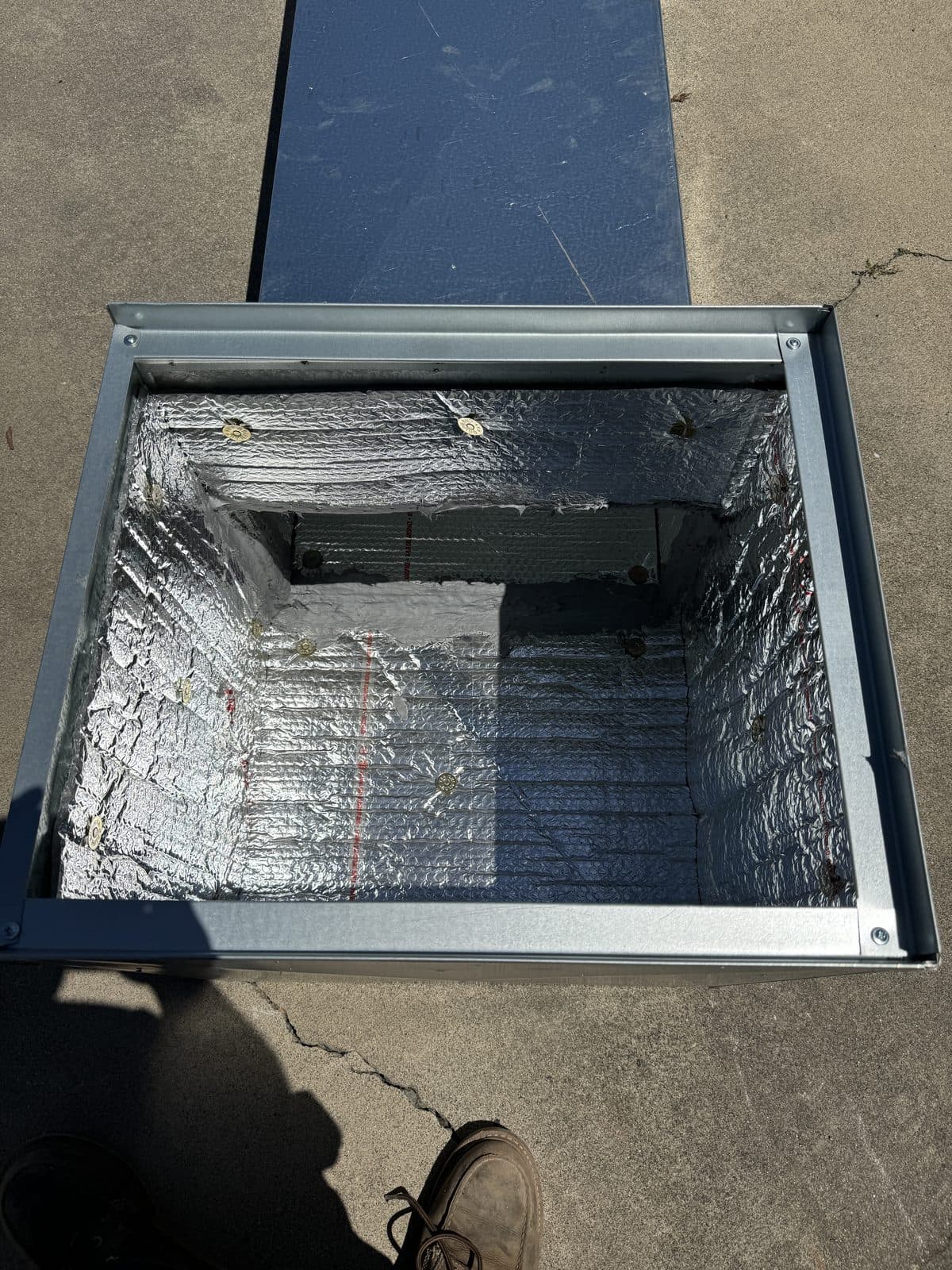 Clean insulated duct plenum that carries filtered air through the home